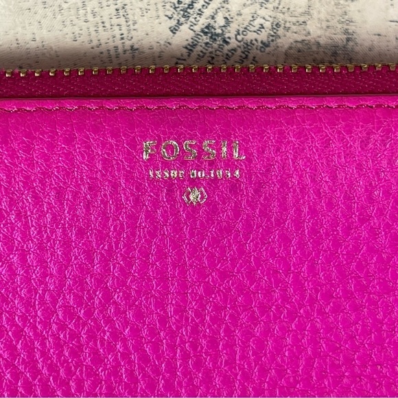 Fossil 'Sydney' Zip Around Phone Wallet - Picture 11 of 12